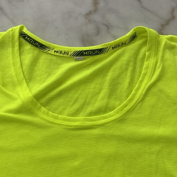 UA Under Armour Running Short Sleeve Shirt Neon Yellow Size Medium Lightweight - Picture 9 of 9
